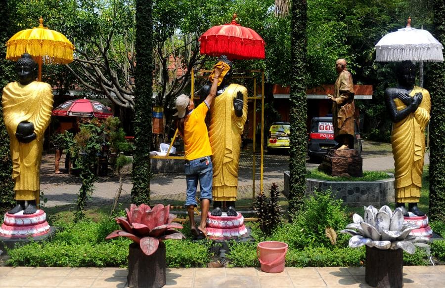 คนงานเช็ดถู 'พระพุทธรูป' รับวันวิสาขบูชาในอินโดฯ