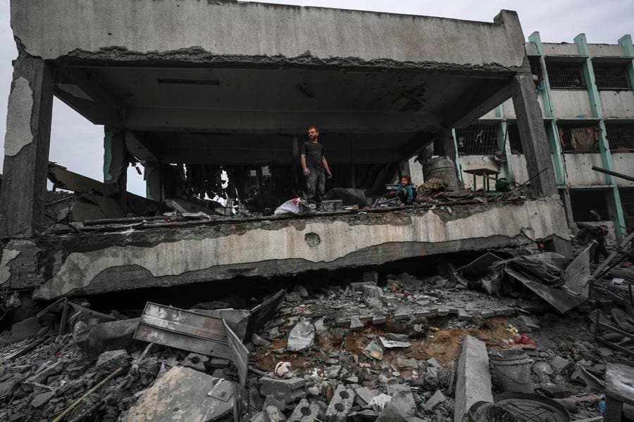 ชาวปาเลสไตน์ตรวจสอบเศษซาก 'โรงเรียน' ที่ถูกโจมตี