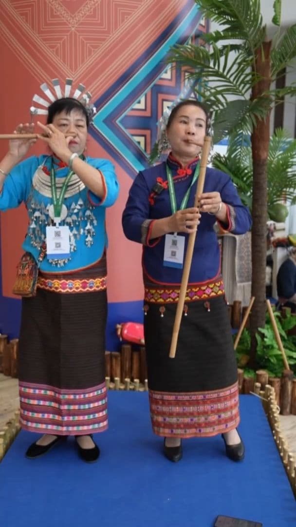 คู่ศิลปินจีนโชว์บรรเลง 'เครื่องดนตรีชาวหลี' ท่วงทำนองไพเราะ