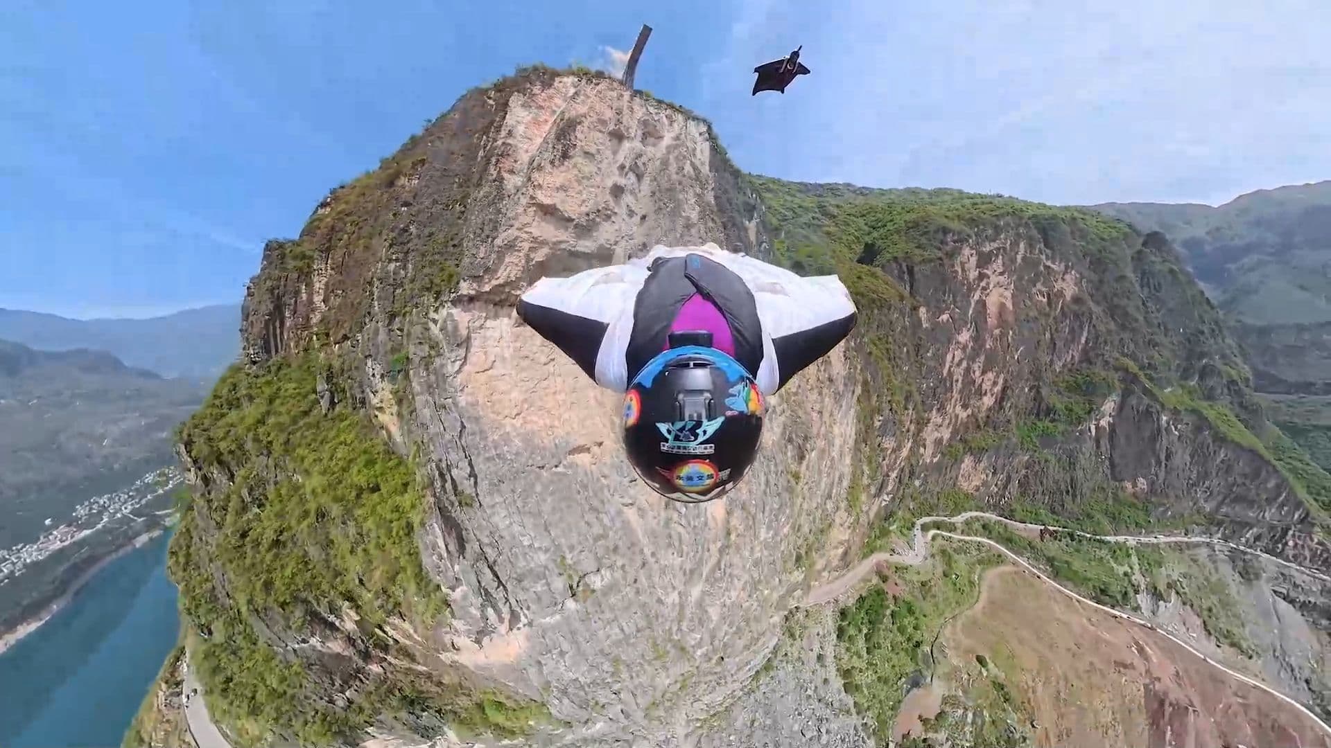 กลุ่ม 'นักบินชุดติดปีก' โชว์เหินเวหาสุดหวาดเสียวในยูนนาน