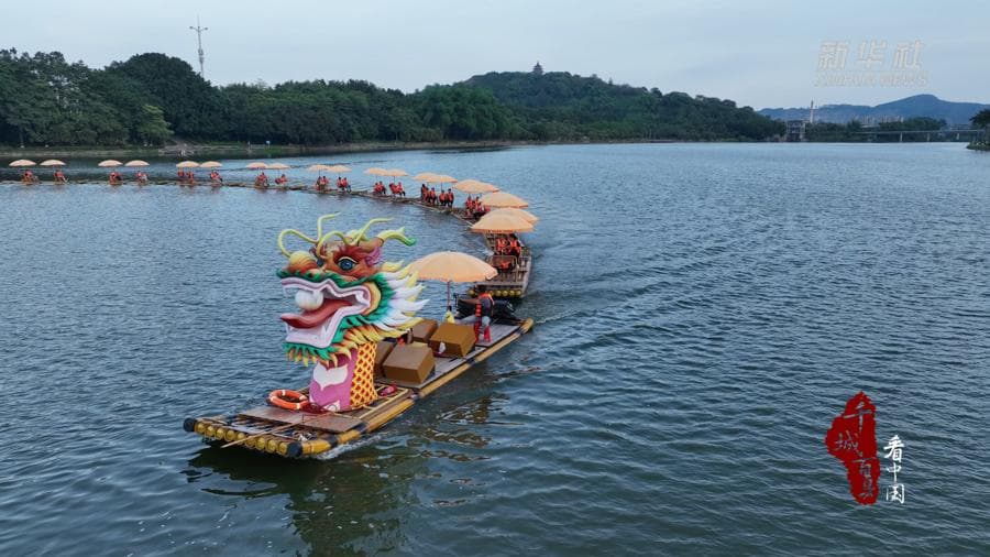 แพมังกรทอง' ยาว 200 เมตร ล่องชมวิวแม่น้ำในฝูเจี้ยน