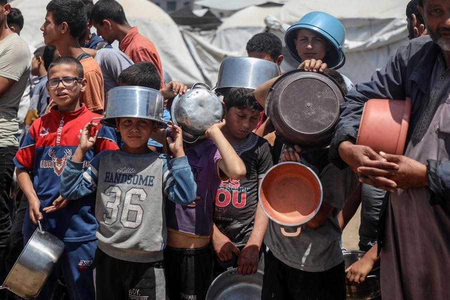 ชาวปาเลสไตน์รุมเบียดรับอาหารฟรีในกาซา