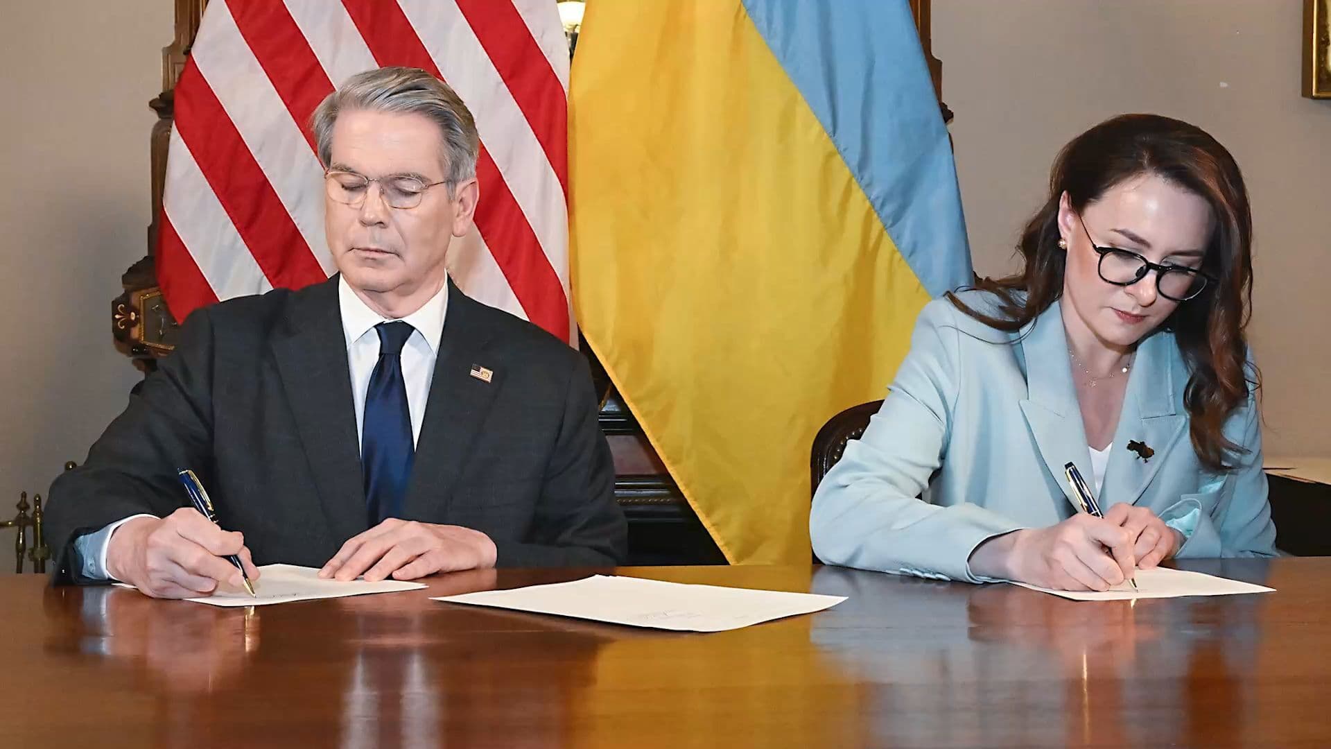 การคลังสหรัฐฯ ประกาศข้อตกลงตั้ง 'กองทุนลงทุนฟื้นฟูสหรัฐ-ยูเครน