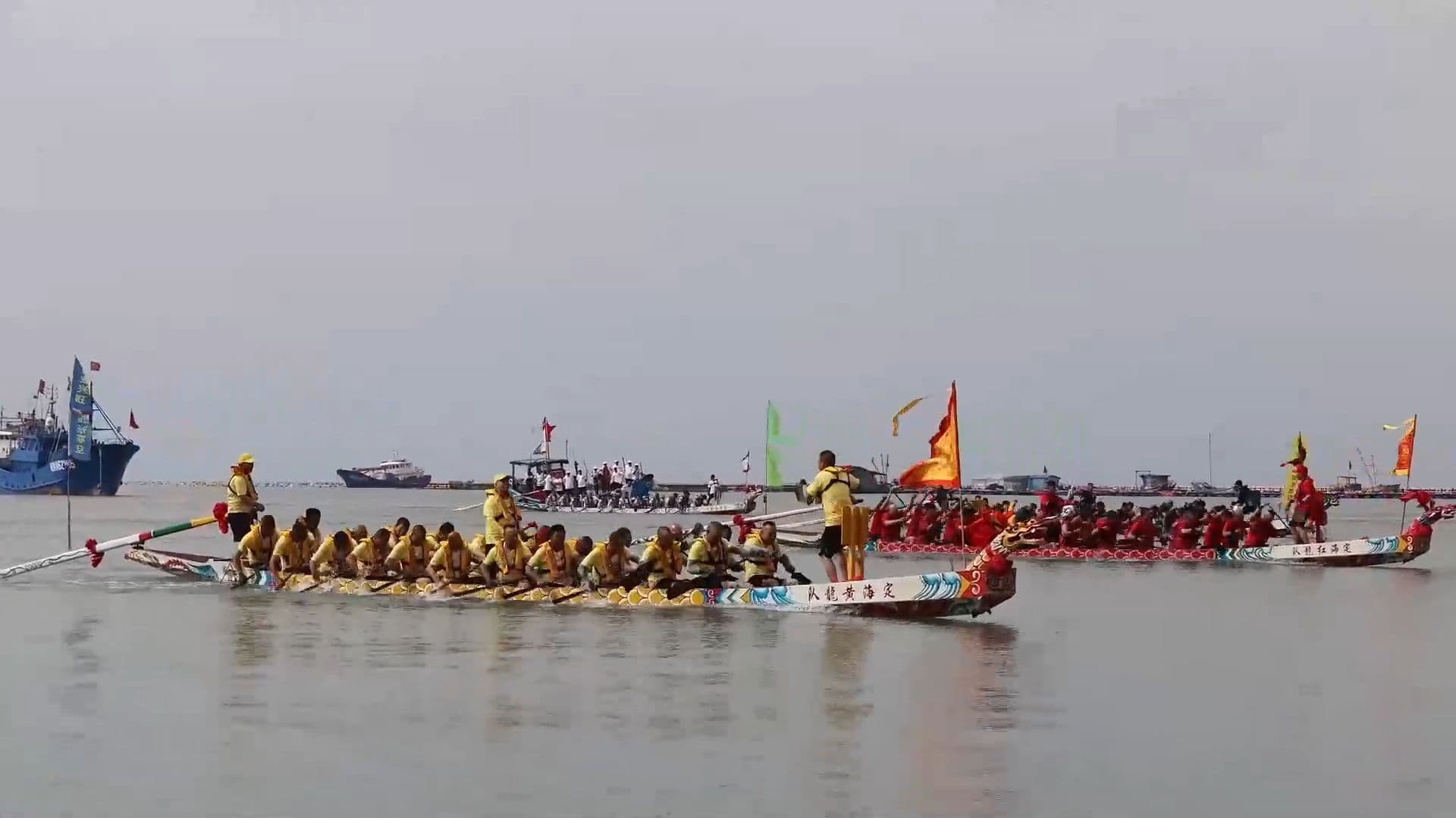 อลังมาก! ฝูเจี้ยนจัดแข่ง 'พายเรือมังกร' โต้คลื่นกลางทะเล