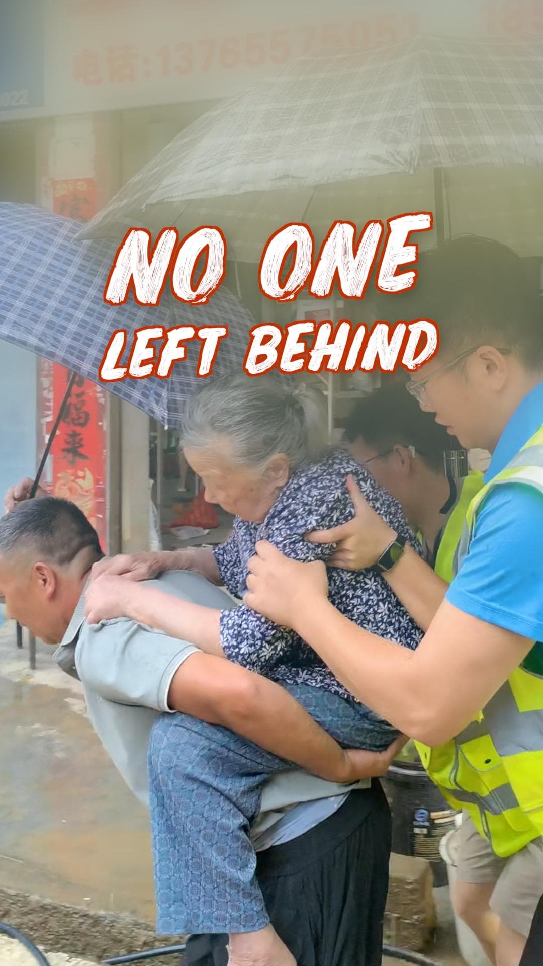 เราไม่ทิ้งกัน! เจ้าหน้าที่-ปชช.ช่วยกันอพยพชาวบ้าน หนีน้ำท่วมในกุ้ยโจว