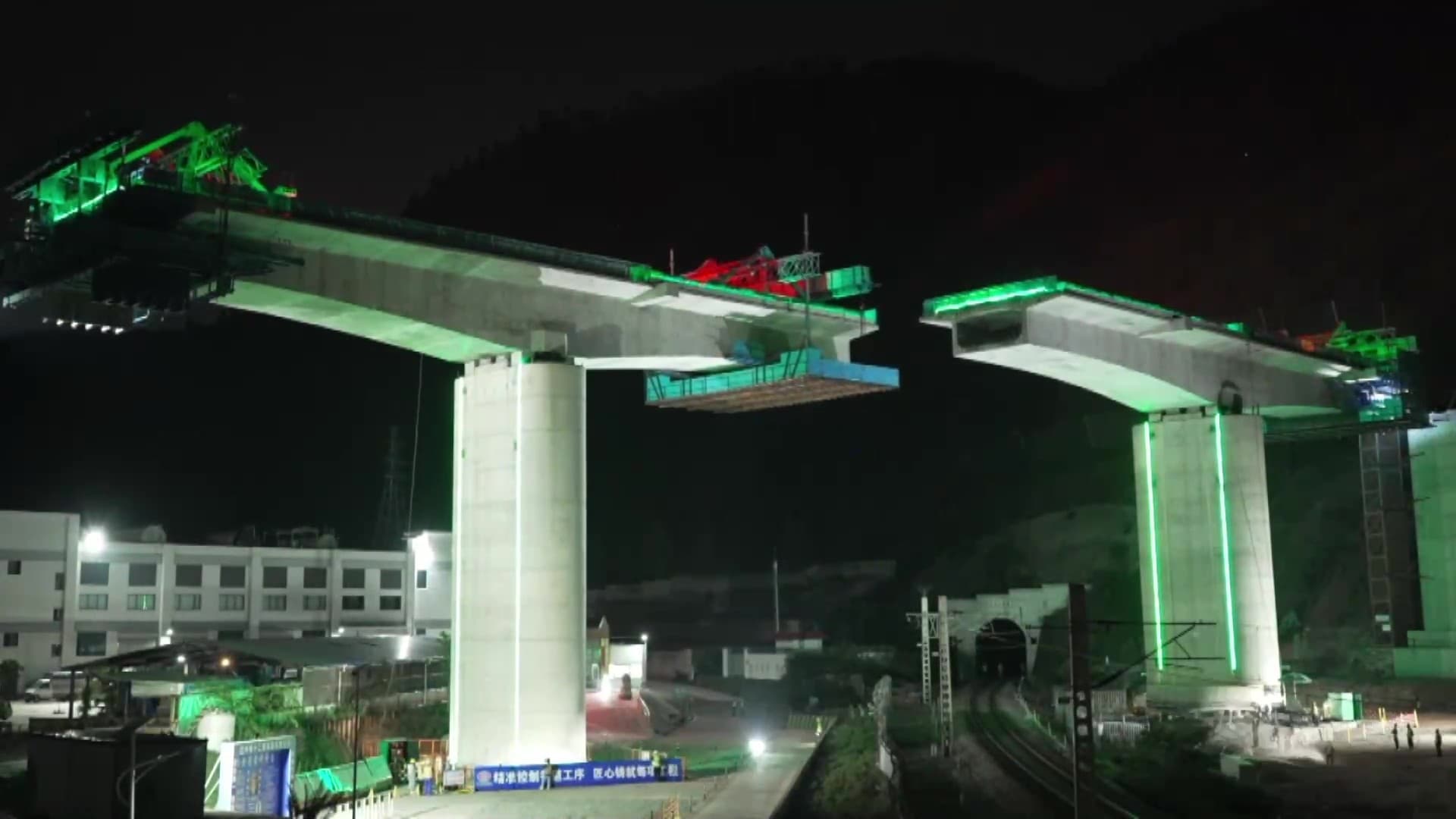 ภารกิจ 'หมุนสะพาน' หนักกว่า 10,000 ตัน ข้ามทางรถไฟในยูนนาน