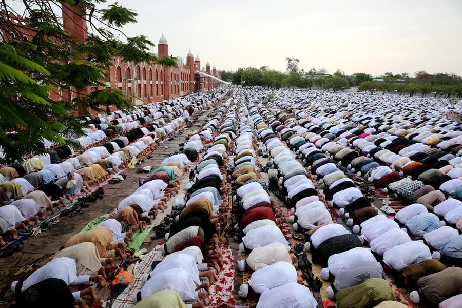 ชาวมุสลิมร่วมละหมาดอีดิลอัฎฮาแน่นลานในอินเดีย
