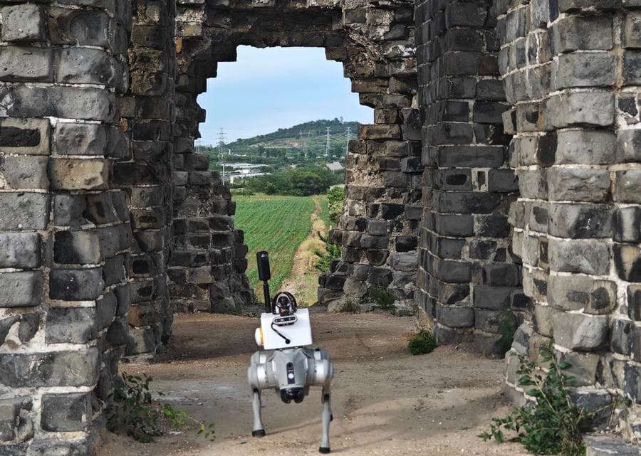 นักวิจัยจีนใช้ 'หุ่นยนต์' และ 'สาหร่าย' ขจัดภัยคุกคามกำแพงเมืองจีน