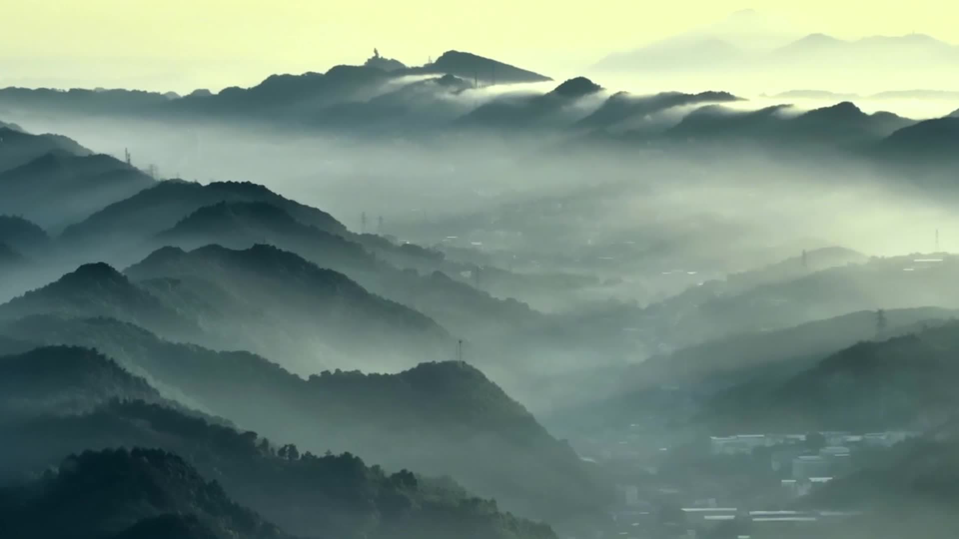 หมอกขาวลอยพลิ้วห่ม 'ขุนเขาถงหลัว' งดงามยามรุ่งอรุณ