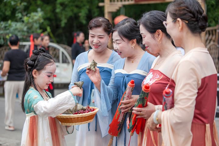 ชาวจีนฉลอง 'เทศกาลเรือมังกร' คึกครื้น รำลึกกวีผู้รักชาติ