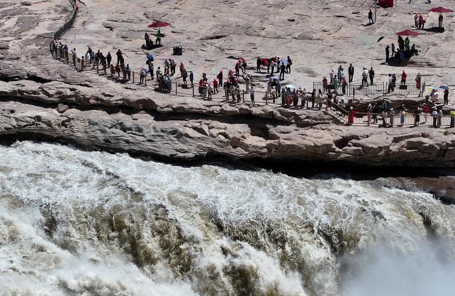 นทท.แห่ชม 'น้ำตกหูโข่ว' ไหลเชี่ยวทรงพลังสุดงดงาม