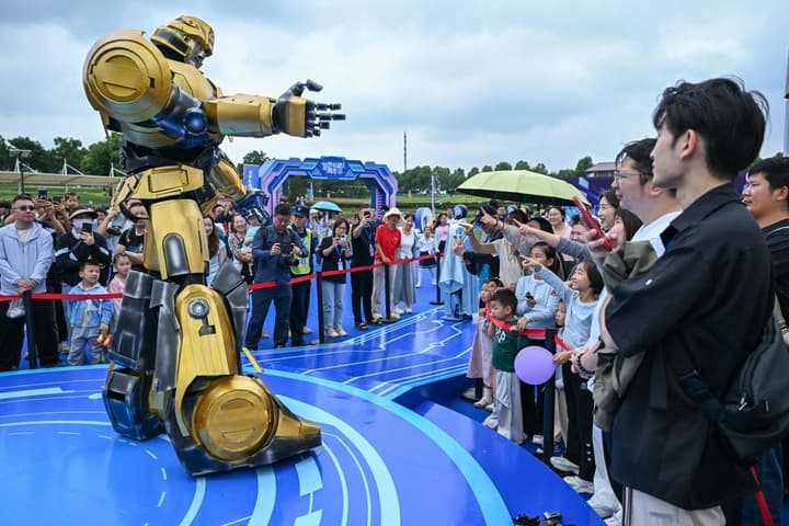 อู่ฮั่นจัดโชว์ 'หุ่นยนต์' เกือบ 100 ตัว เปิดประสบการณ์ล้ำสมัย