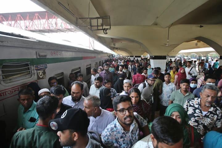 แน่นขนัด! ผู้คนแห่กลับบ้านรับ 'เทศกาลอีดิลอัฎฮา' ในธากา