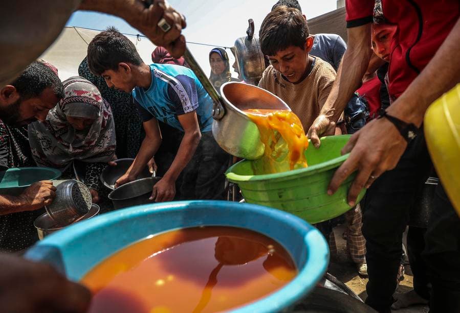 ฉากชีวิตชาวปาเลสไตน์ รุมรับอาหารฟรีในกาซา