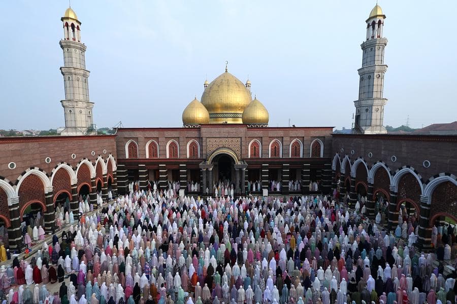 ชาวมุสลิมในอินโดฯ รวมตัวสวดภาวนา 'เทศกาลอีดิลอัฎฮา