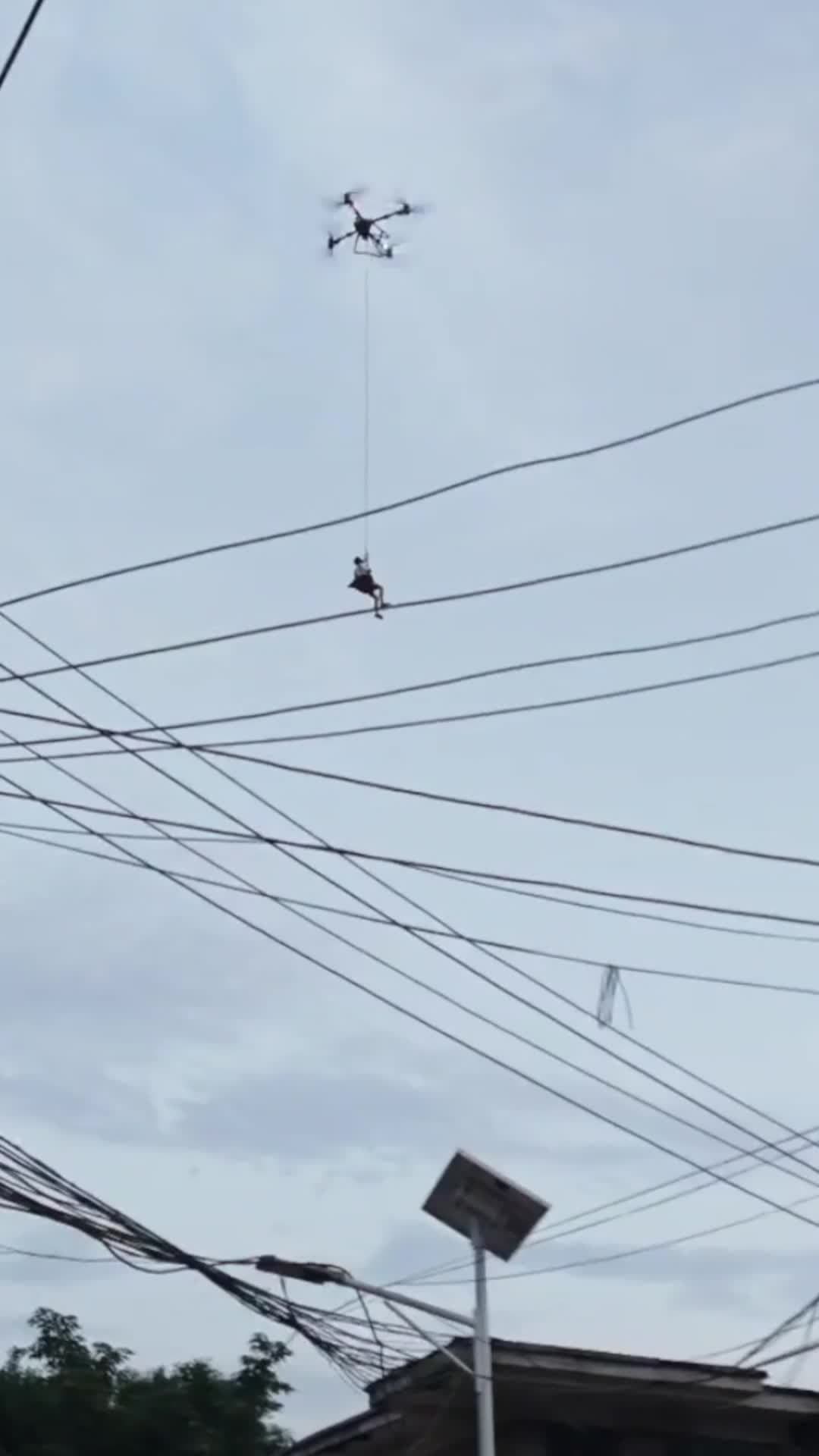 นาทีชีวิต! โดรนช่วยอพยพคนลอยฟ้า พ้นภัยบ้านพังถล่มในกว่างซี