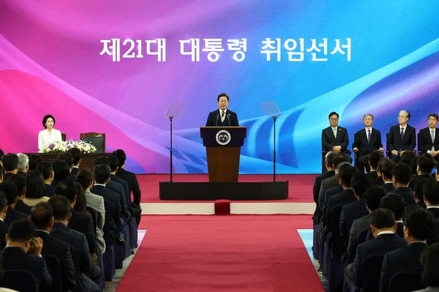 อี แจ-มยอง' สาบานตนรับตำแหน่ง 'ปธน.เกาหลีใต้