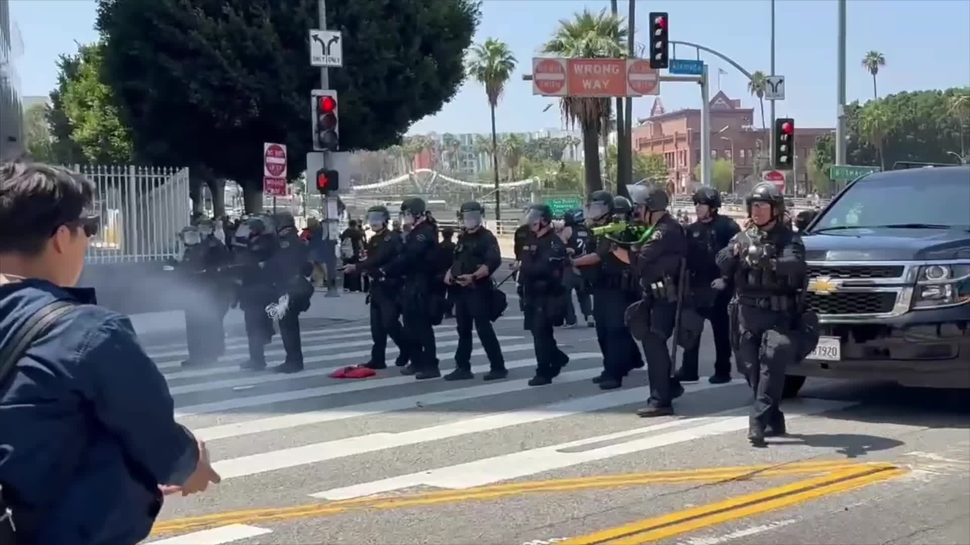 เหตุผู้ประท้วงปะทะกองกำลังป้องกันชาติสหรัฐฯ ในลอสแอนเจลิส