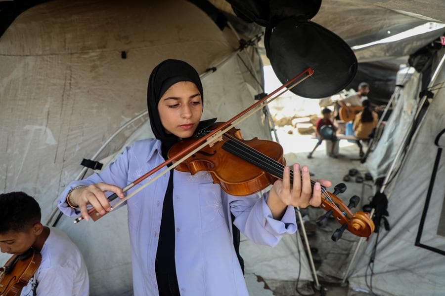 เด็กปาเลสไตน์รวมตัว 'โรงเรียนดนตรีชั่วคราว' ในกาซาซิตี