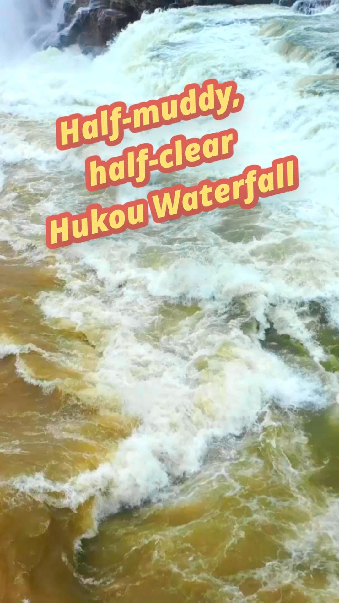 ปรากฏการณ์น้ำตกหูโข่ว 'สองสี' ไหลเชี่ยวทรงพลัง
