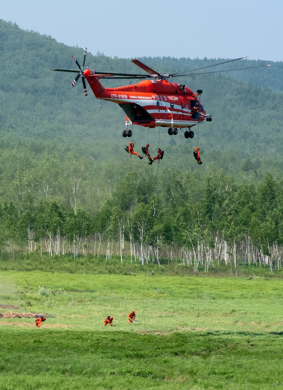เฮยหลงเจียงซ้อมดับเพลิงสมจริง ใช้ฮ.บินช่วยงานในพื้นที่เทือกเขา
