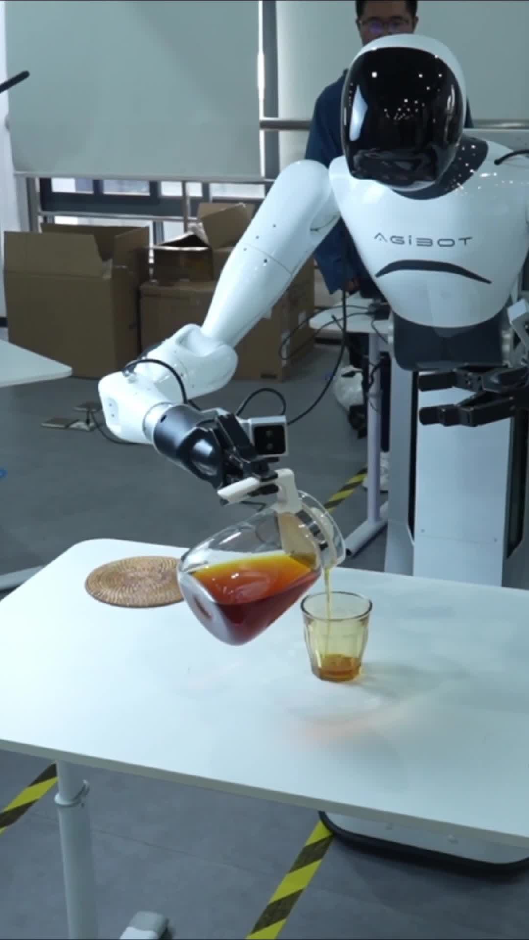 ยังไงก็ไม่หก! 'หุ่นยนต์บาริสต้า' รินกาแฟสุดเป๊ะ แม้โดนหลอก