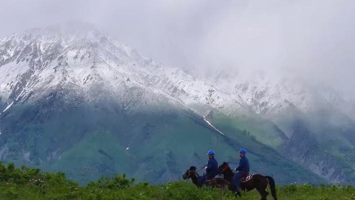 เจ้าหน้าที่การไฟฟ้า 'ขี่ม้า-บินโดรน' ตรวจสายไฟกลางป่าในซินเจียง