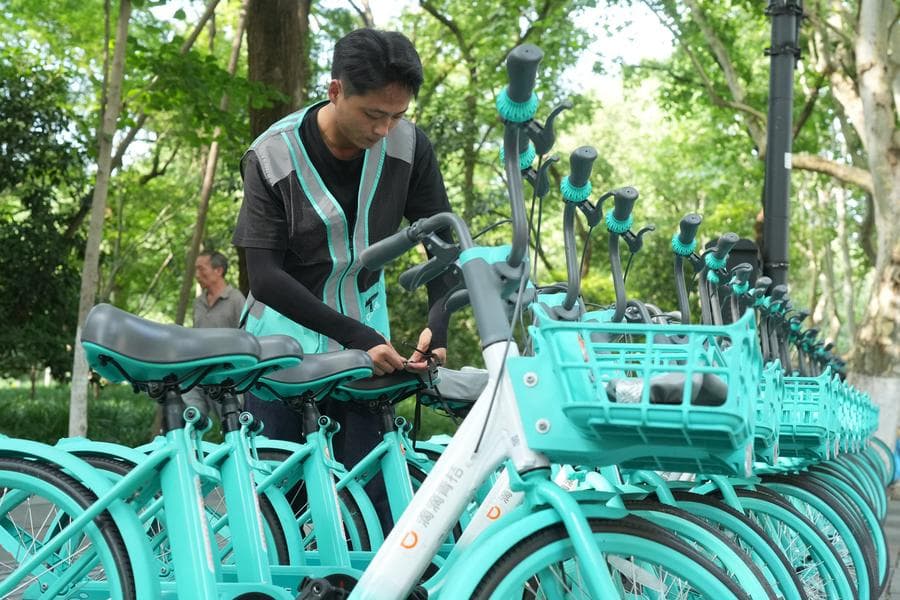 จบปัญหาร้อนสะดุ้ง! หางโจวติดตั้ง 'ผ้าคลุมเบาะเย็น' จักรยานแชร์ใช้ 6 หมื่นคัน