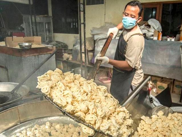 Asia Album : น่าลองชิม 'ข้าวเกรียบปลา' ทอดกรอบ คลุกเครื่องเทศรสนัวในอินโดฯ