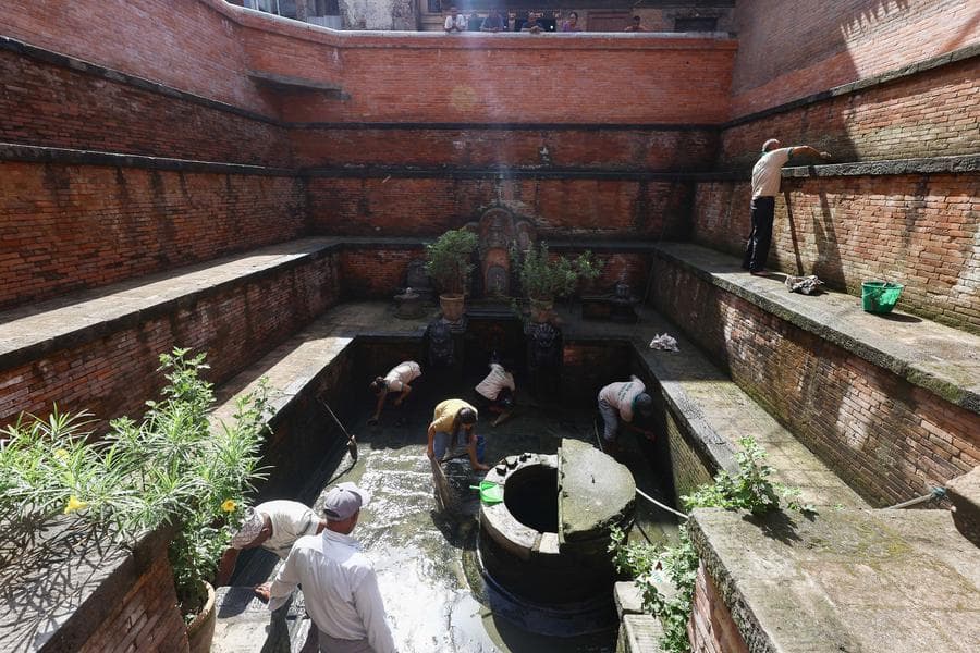 ชาวนิวาร์ทำความสะอาด 'บ่อน้ำหิน' รับเทศกาลสิถีนาขาในเนปาล