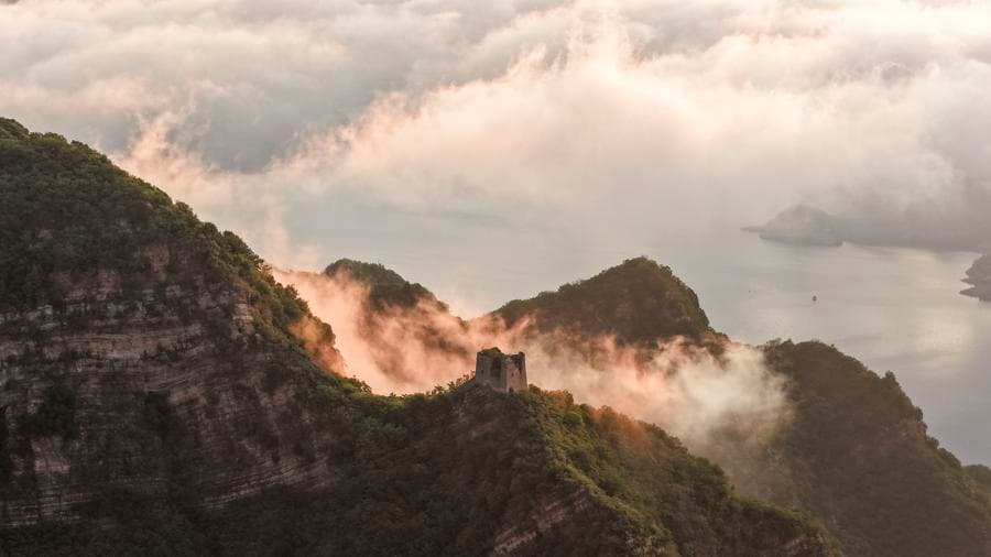 เมฆหมอกขาวล้อม 'กำแพงเมืองจีน' อาบแสงตะวันในเหอเป่ย