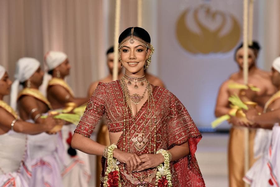 ส่องแฟชั่นโชว์ 'ชุดวิวาห์' สวยสง่าบนรันเวย์ในศรีลังกา