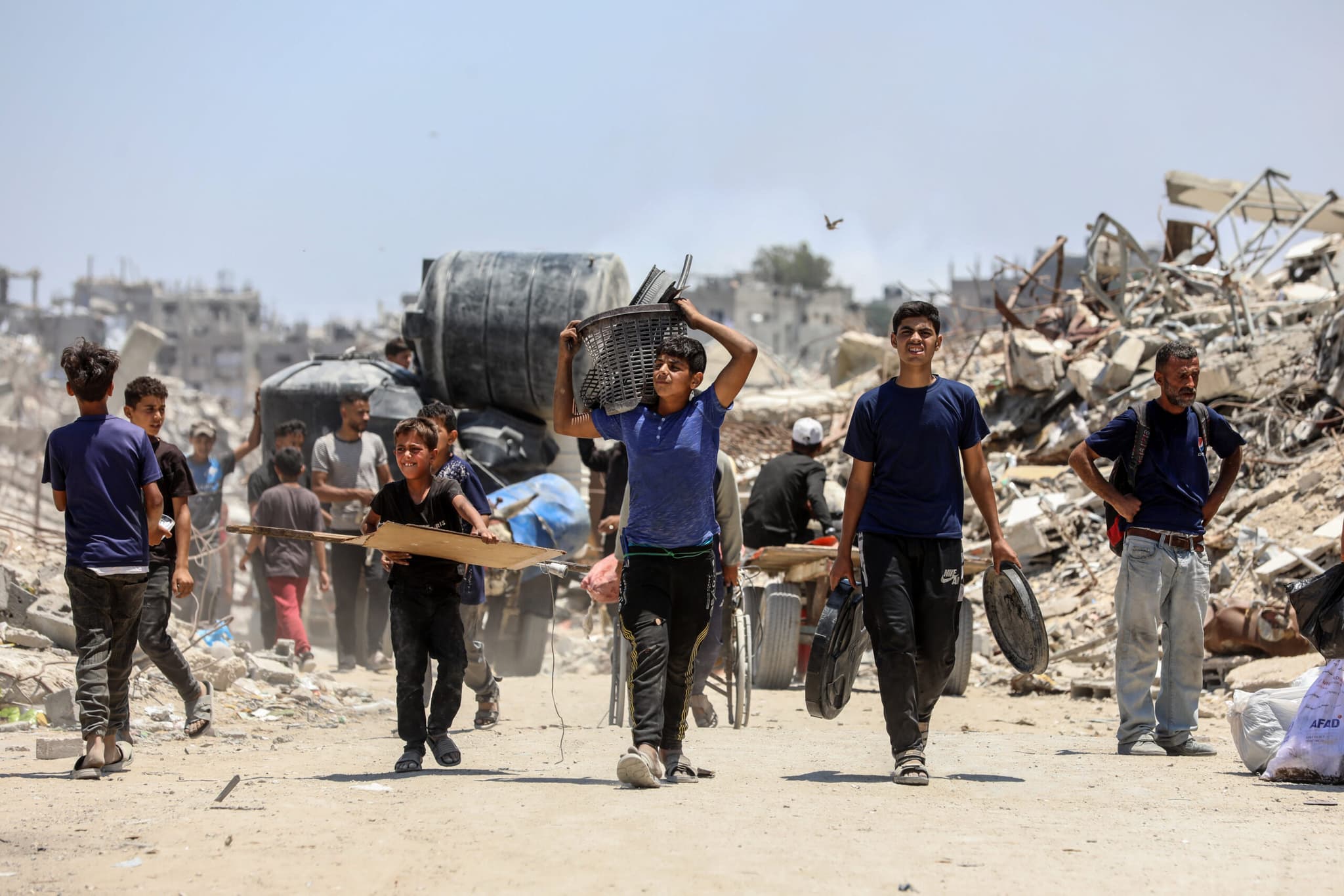 ชาวปาเลสไตน์เดินทางกลับบ้าน ท่ามกลางซากปรักหักพัง