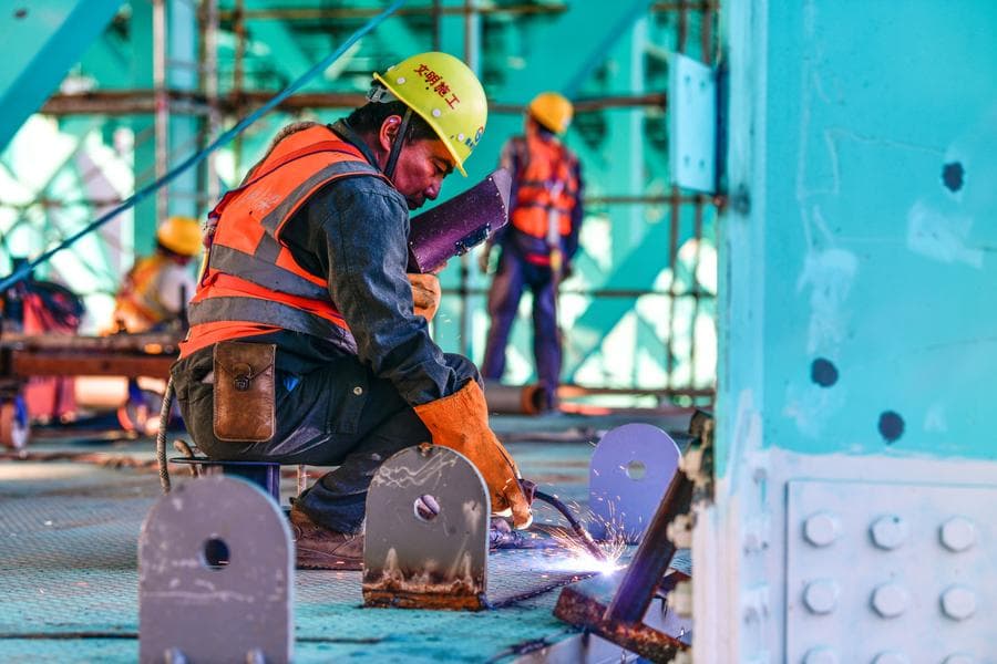 ส่องงานสร้าง 'ระเบียงชมวิว' ใต้สะพานข้ามหุบเขาว่าที่แชมป์โลกในกุ้ยโจว