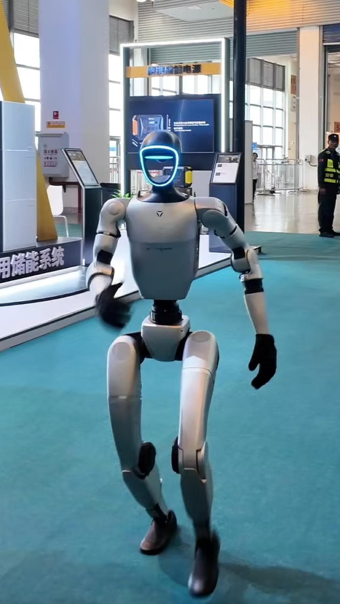 หุ่นยนต์บ้าพลัง! โชว์ทักษะวิ่ง-หลบสิ่งกีดขวางกลางงานแสดงสินค้าในยูนนาน