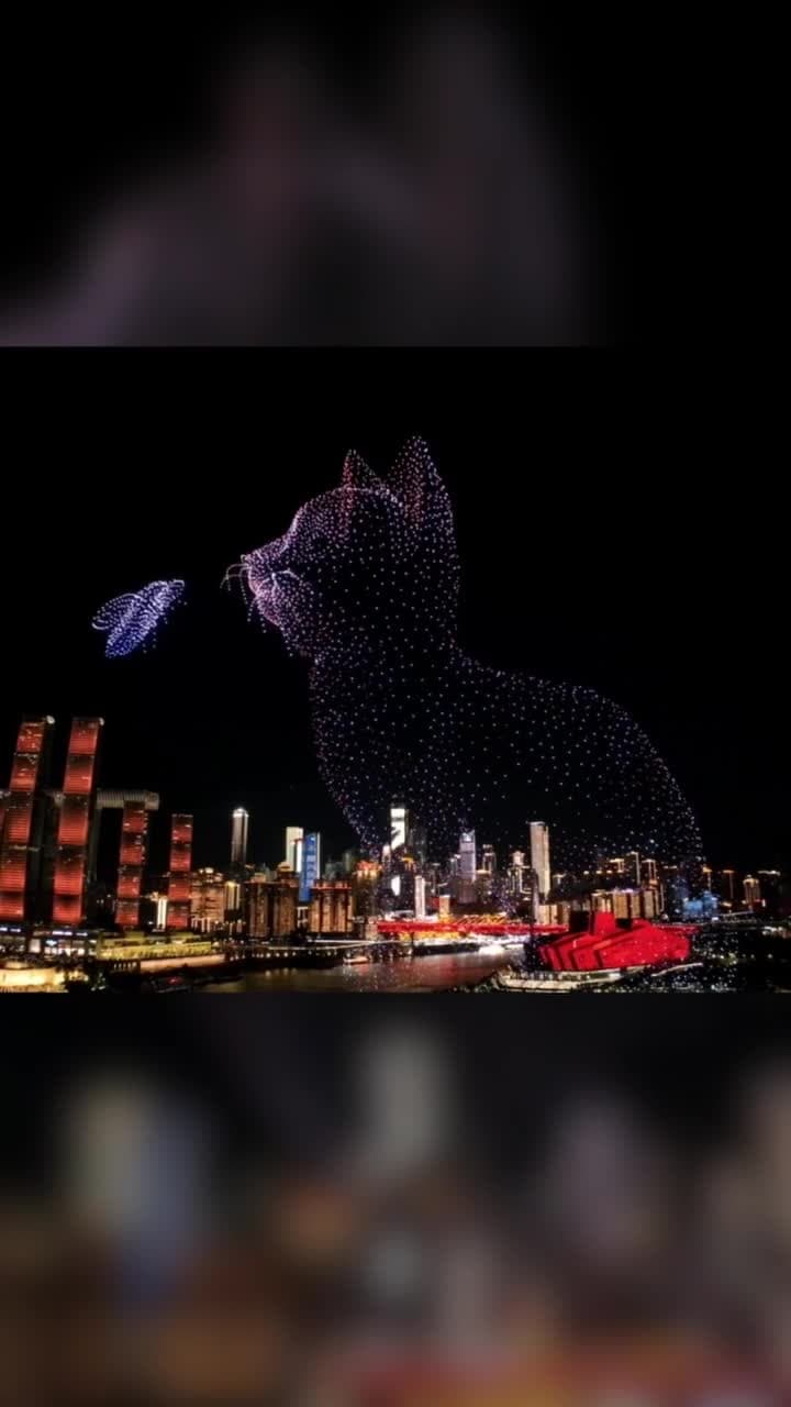 โดรนบินเรียงตัวเป็น 'แมวไซเบอร์' ส่องสว่างกลางฟ้าในฉงชิ่ง