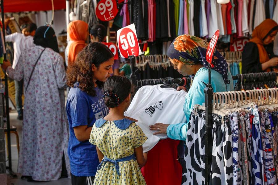 ชาวอียิปต์เลือกซื้อเสื้อผ้าใหม่ เตรียมฉลอง 'อีดิลอัฎฮา