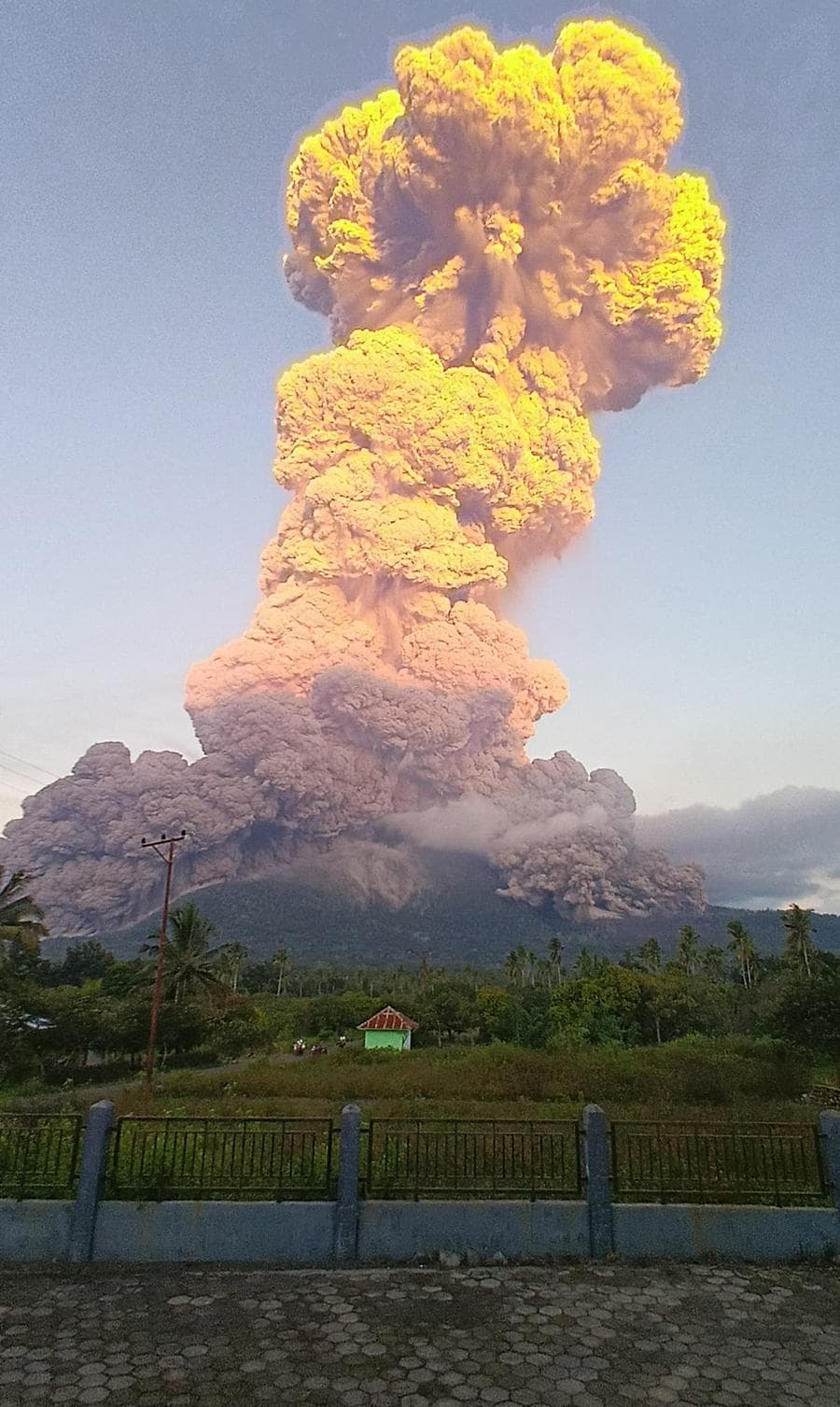 ภูเขาไฟ 'เลอโวโตบี ลากิ-ลากิ' ปะทุซ้ำในอินโดฯ เร่งอพยพประชาชน-ยกเลิกเที่ยวบิน