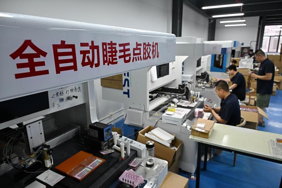 อุตสาหกรรม 'ขนตาปลอม' ในผิงตู้ ส่งขายต่างแดนกว่าร้อยล้านคู่ทุกปี