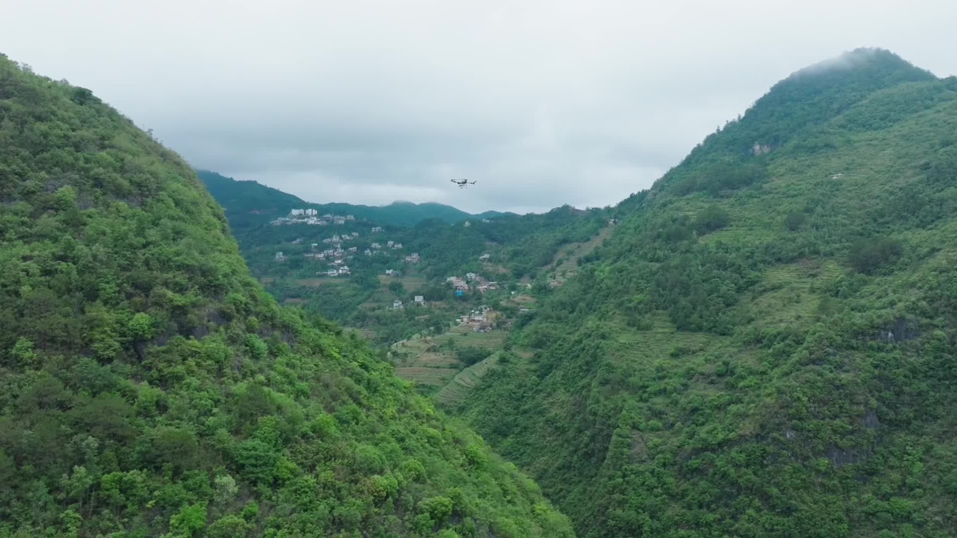 ยูนนานใช้ 'โดรนบรรทุกหนัก' ขนวัสดุก่อสร้างขึ้นภูเขา ไม่ทำลายระบบนิเวศ