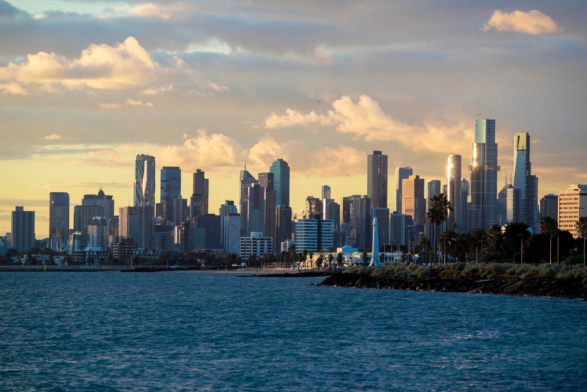 นักวิทย์พัฒนา 'ฟิล์มระบายความร้อน' สะท้อนแสงอาทิตย์-ลดใช้พลังงานในเมืองร้อน