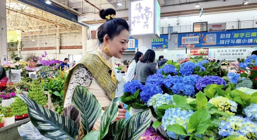 บล็อกเกอร์หญิงไทยบุก 'ตลาดดอกไม้' ใหญ่สุดในเอเชีย สัมผัสประสบการณ์ประมูลสุดตื่นเต้น