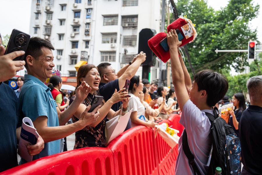 เสร็จสิ้นแล้วยิ้มได้! นักเรียนจีนเริงร่า หลังสอบ 'เกาเข่า' จบสิ้น