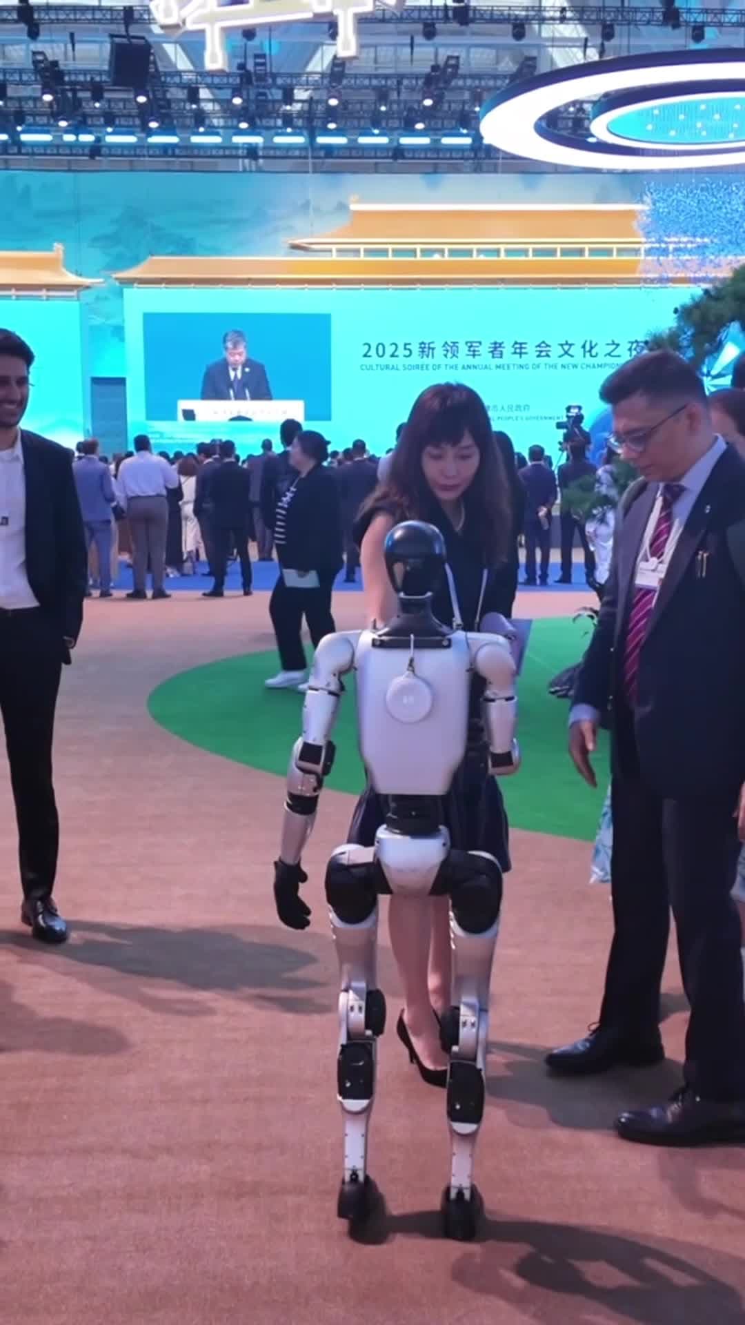 หุ่นยนต์ฮิวแมนนอยด์โชว์ทักษะ 'เข้าสังคม' ทักทายผู้คนงานดาวอส ฟอรัม ฤดูร้อน