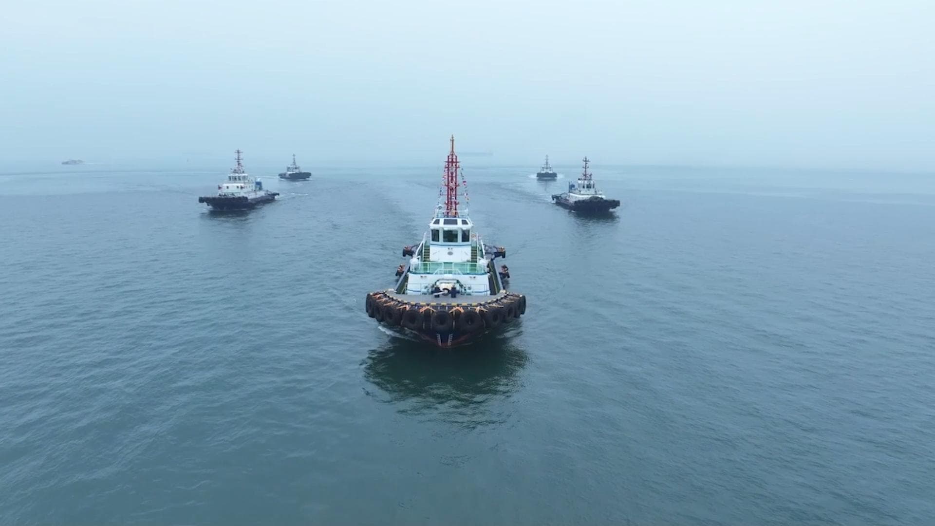 ท่าเรือชิงเต่าต้อนรับ 'เรือลากจูงไฟฟ้า-ไฮโดรเจน' ลำแรกของจีน