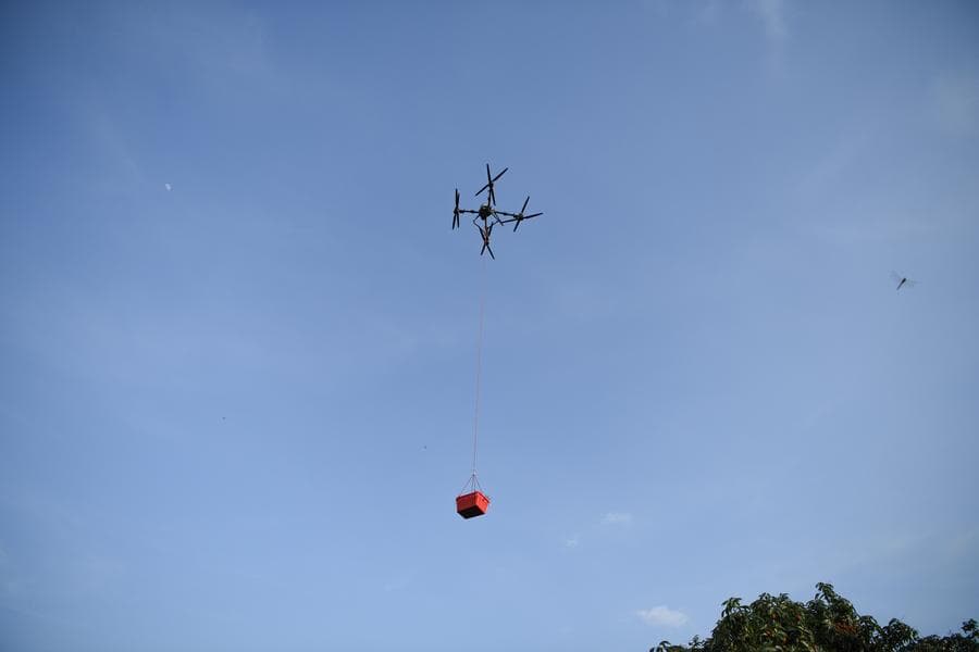 กวางตุ้งใช้โดรนขนส่ง 'ลิ้นจี่' สดใหม่ รวดเร็ว-ทุ่นแรง