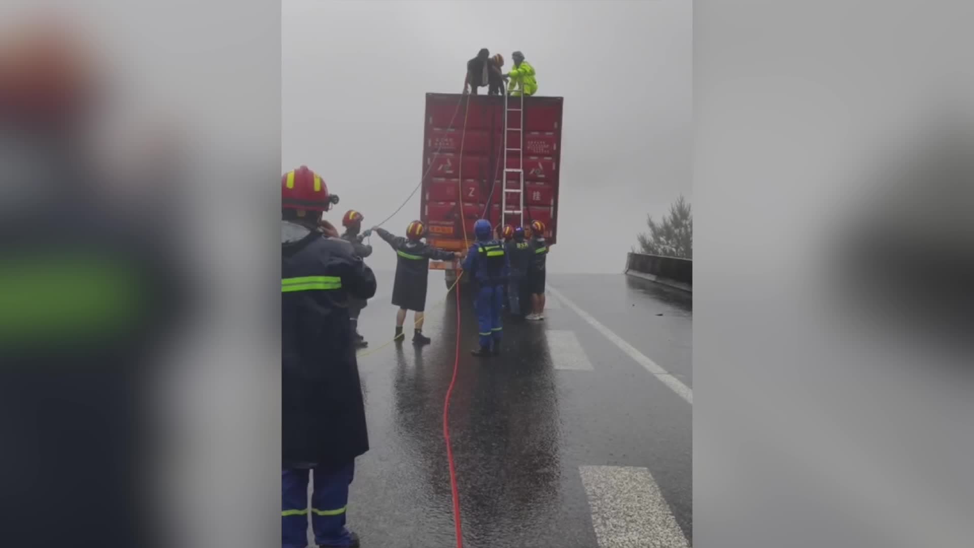 รอดหวุดหวิด! คนขับรถบรรทุกเล่าวินาทีหนีตาย เหตุ 'สะพานพังขาด' ในกุ้ยโจว