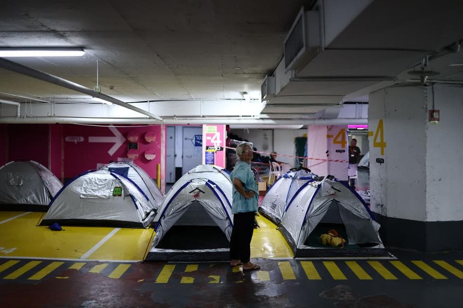 ผู้คนหลบภัยลานจอดรถใต้ดินในอิสราเอล