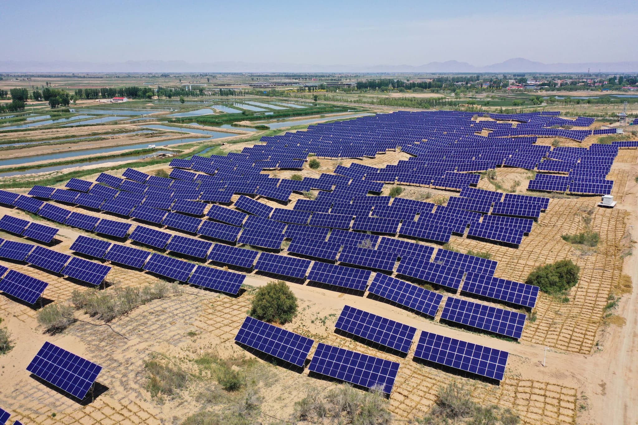 ทะเลโซลาร์เซลล์' กลางผืนทะเลทรายในมองโกเลียใน