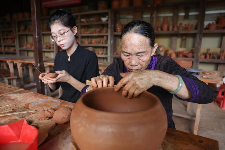 มรดกวัฒนธรรม 'เครื่องปั้นดินเผา' สืบสานทักษะชาวหลีในไหหลำ